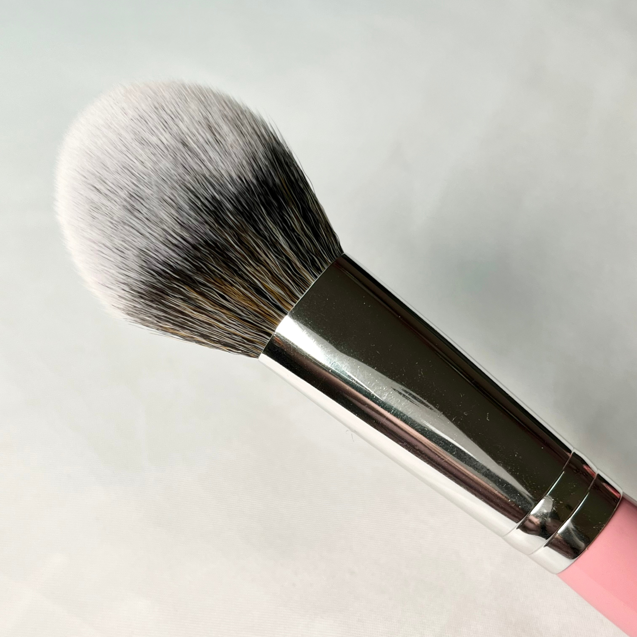 LARGE FLUFFY TAPERED FACE BRUSH